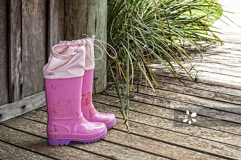 一双沾满泥土的粉色雨靴图片素材