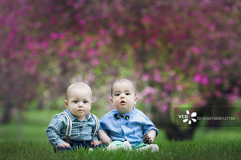 11个月大的异卵双胞胎男孩互相拥抱图片素材