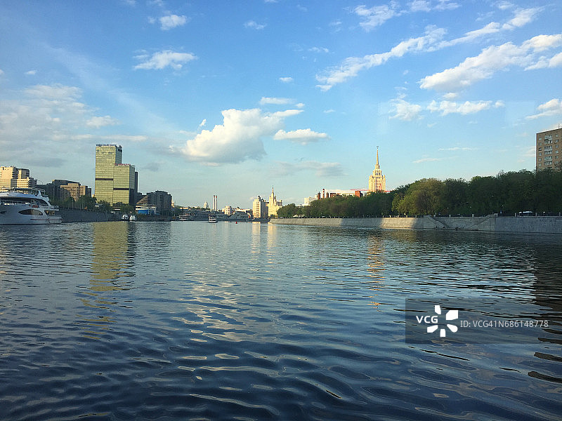 从莫斯科河中心拍摄的莫斯科天际线图片素材