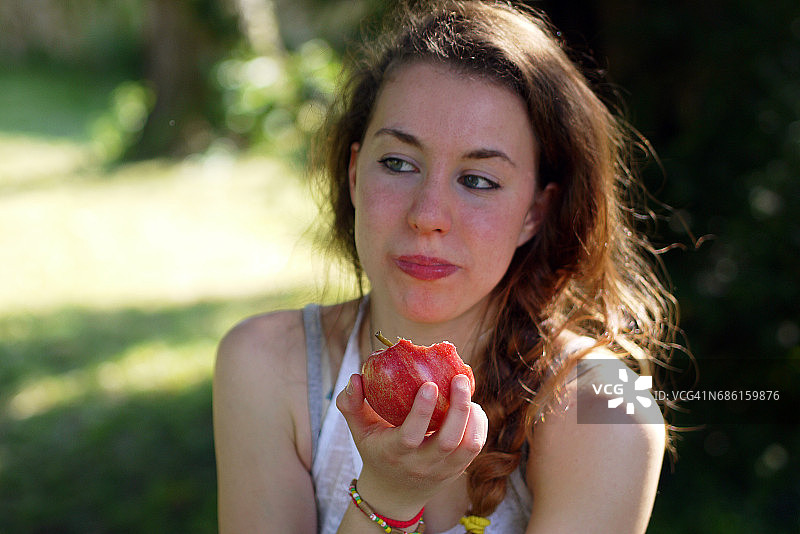 年轻女人吃苹果图片素材