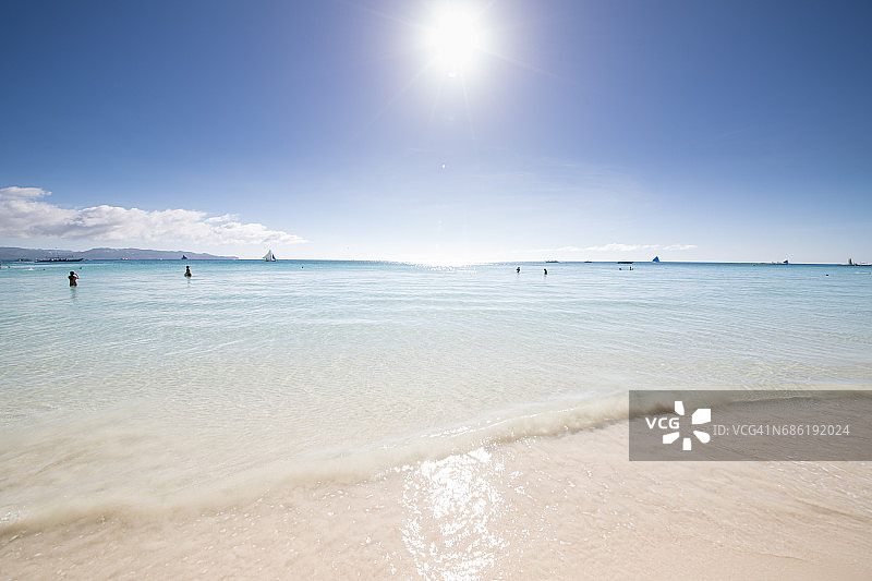 阳光海滩和蓝天图片素材