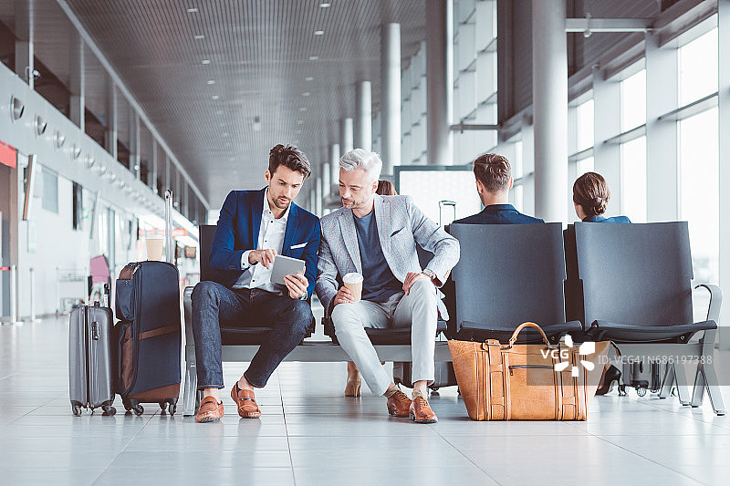 商务人士在机场休息室使用平板电脑图片素材