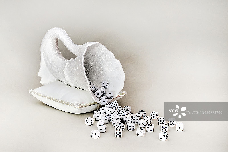 丰饶之角散落许多骰子图片素材