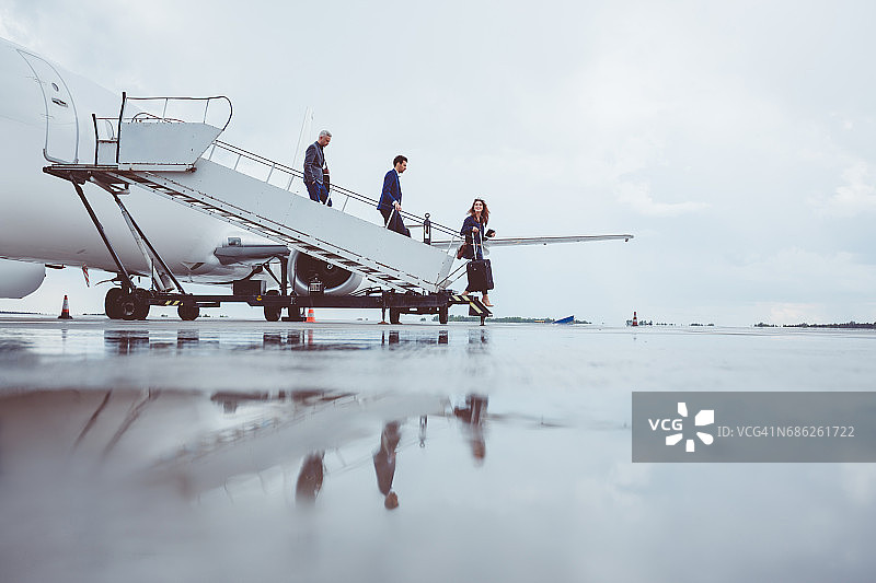 一群乘客下飞机图片素材