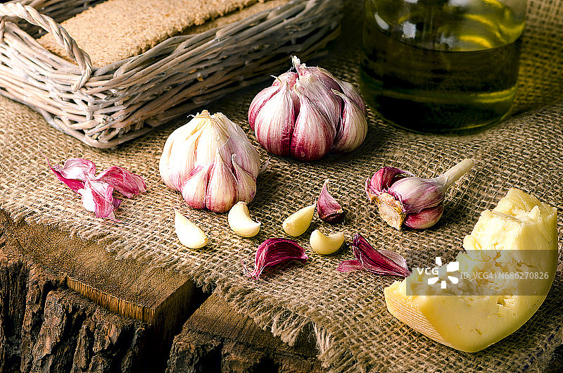 烹饪概念：大蒜、全麦脆饼、橄榄油和奶酪图片素材