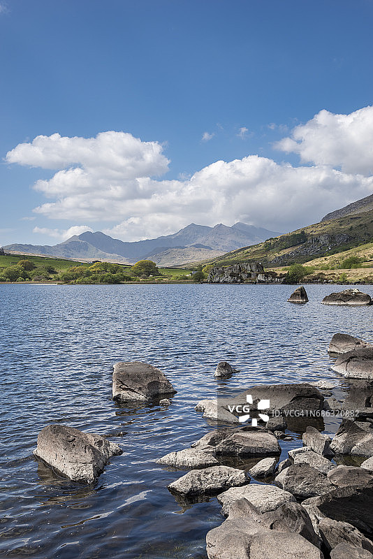 斯诺多尼亚的林瑙·米姆比尔湖和斯诺登山图片素材