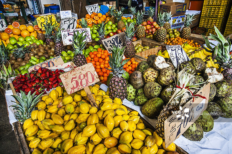 圣地亚哥中央市场水果摊贩图片素材