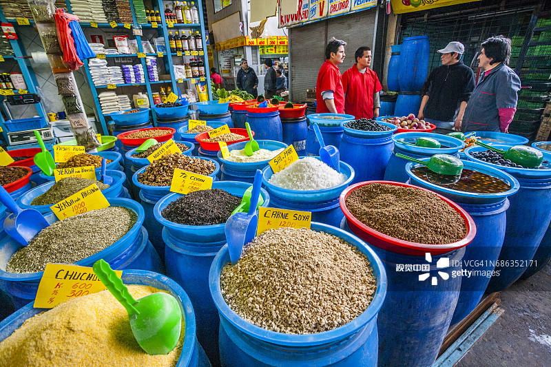 中央市场上的腌菜和香料图片素材