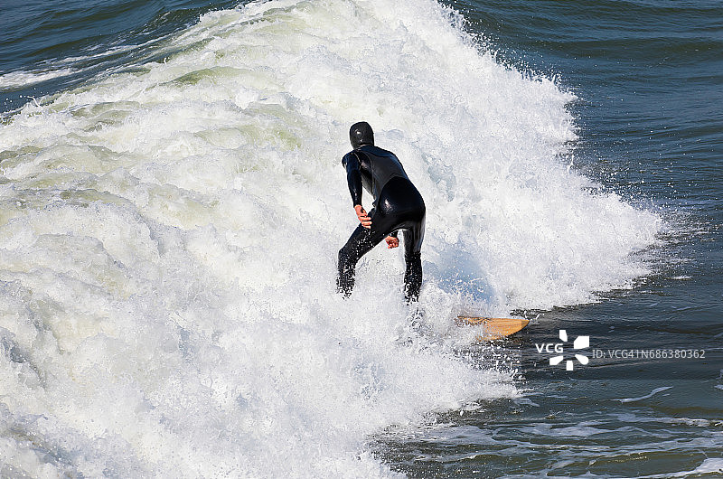 与汹涌海浪搏斗的风筝冲浪者图片素材