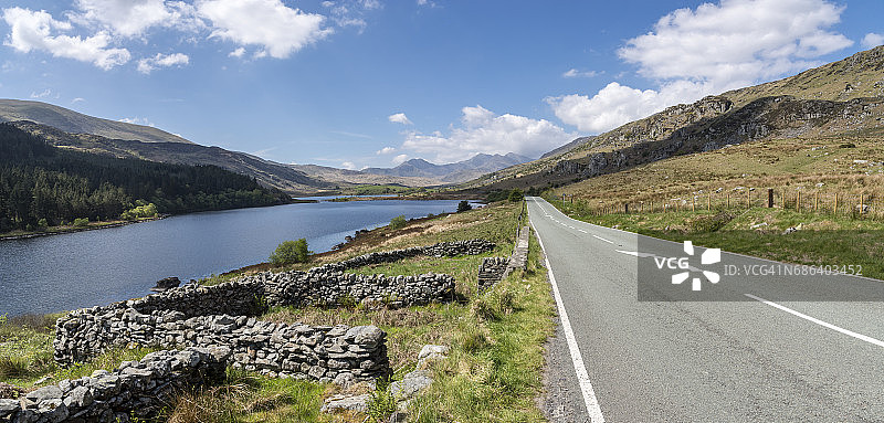 斯诺多尼亚Llynnau Mymbyr湖旁的道路，北威尔士图片素材