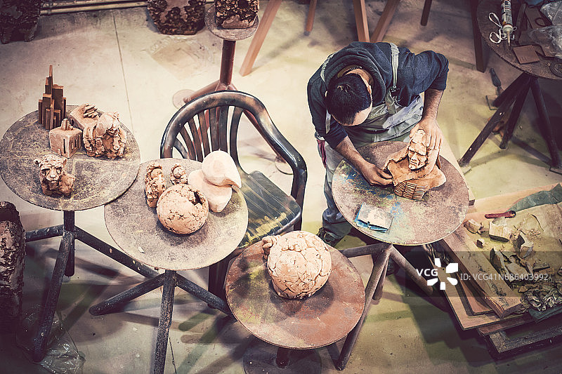 雕塑家创作雕塑作品图片素材