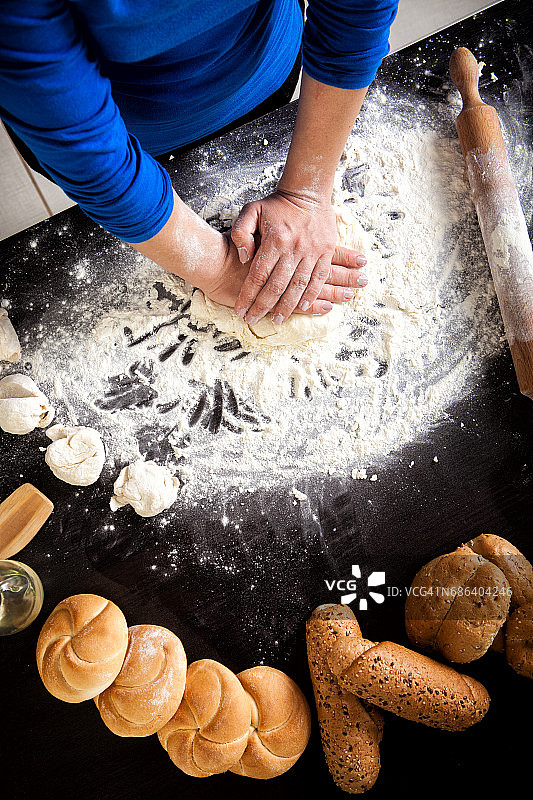 准备面包面团图片素材