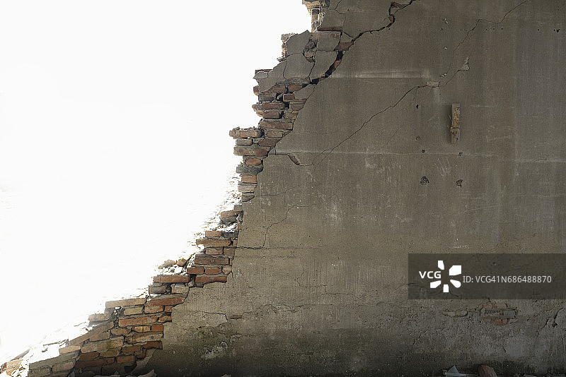 白色背景上破损的灰色砖墙图片素材