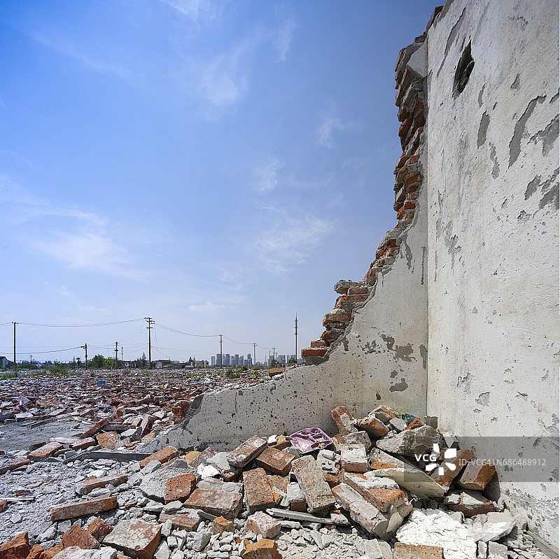 白色背景上破损的灰色砖墙图片素材