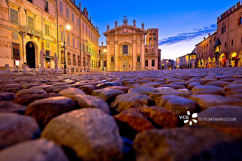 曼托瓦市索德洛广场夜景，欧洲文化之都和联合国教科文组织世界遗产，意大利伦巴第大区图片素材