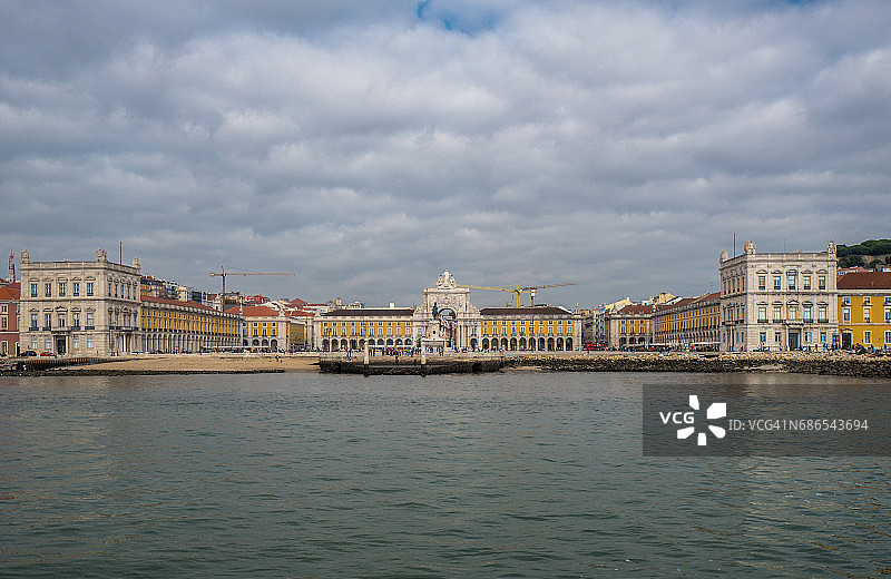 从塔古斯河眺望商业广场图片素材