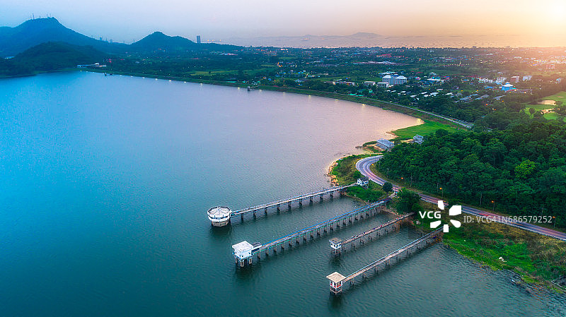 泰国邦帕水库水坝泵站高空俯视图图片素材