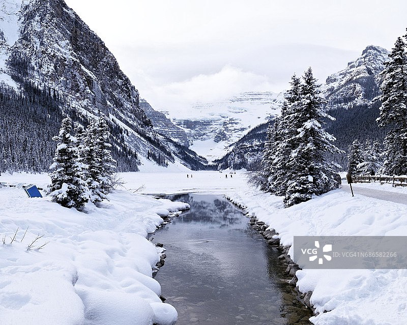 路易斯湖冬日雪景，班夫国家公园，加拿大艾伯塔省图片素材