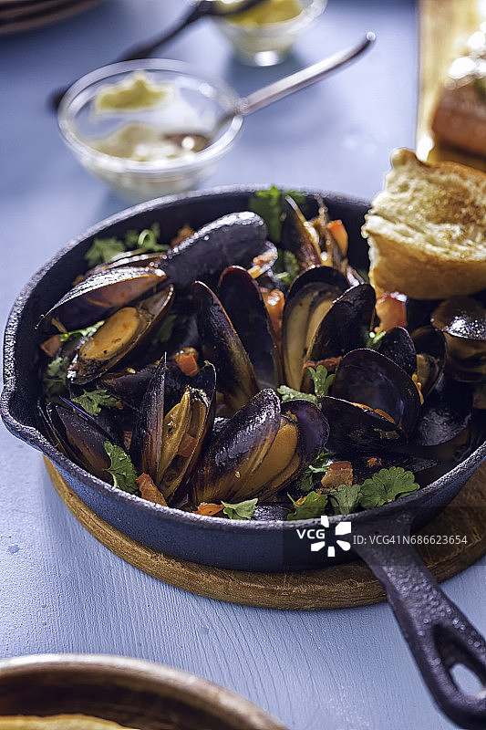 配有新鲜欧芹的蓝贻贝菜肴图片素材