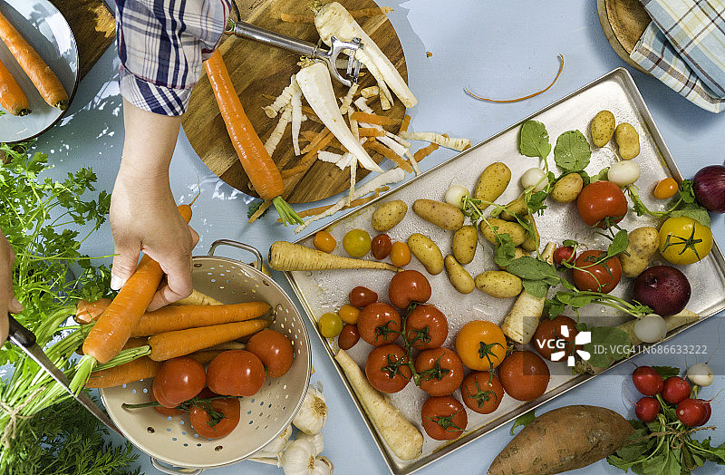 准备新鲜的夏季蔬菜进行烘烤图片素材