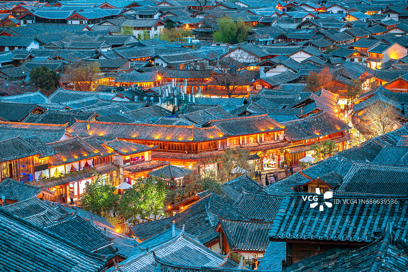 丽江古城鸟瞰夜景，具有当地历史建筑特色的屋顶图片素材