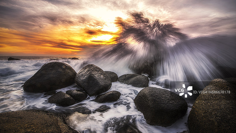 泰国普吉岛卡塔海滩的壮丽日落和飞溅的浪花图片素材