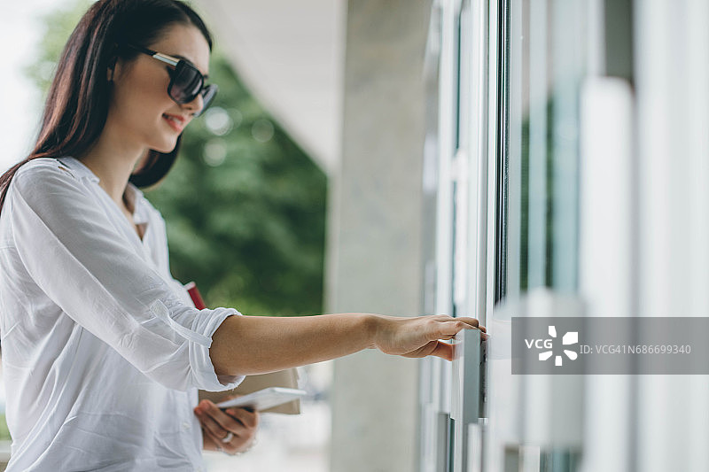 女人手开门图片素材
