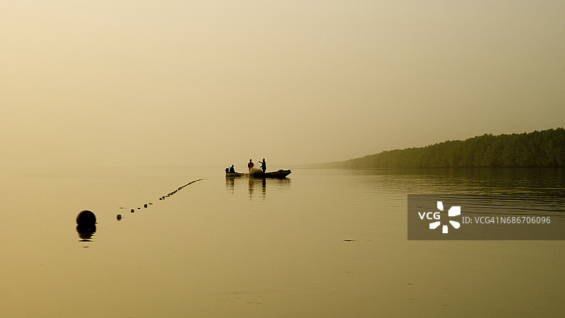 冈比亚河日落时分的小渔船图片素材
