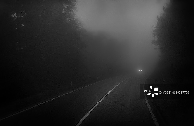 穿过雾气的车灯（黑白）图片素材