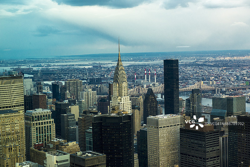 纽约市曼哈顿中城天际线的克莱斯勒大厦高角度景观图片素材