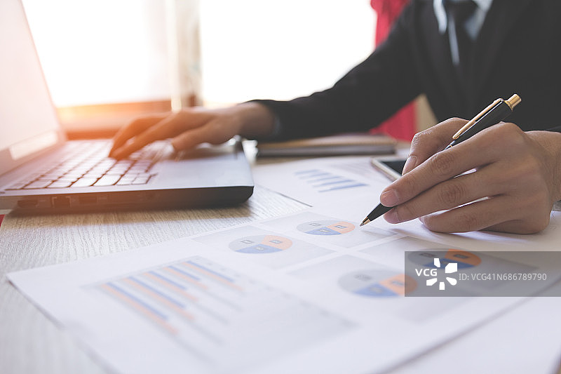 在办公室处理图表数据的商人，财务经理的任务，商业和金融概念图片素材