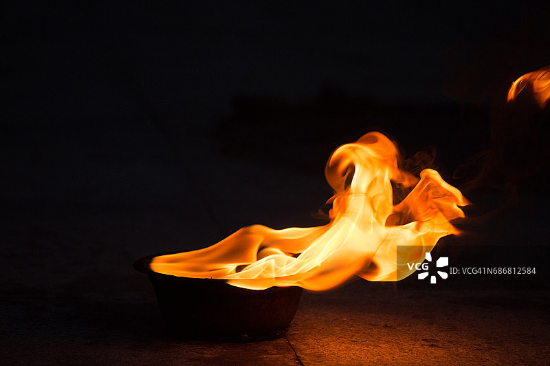 黑色背景上的橙色火焰倒影图片素材