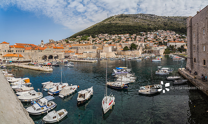 杜布罗夫尼克老港的渔船和游艇图片素材
