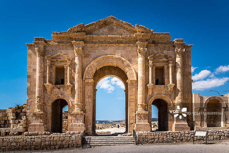 约旦杰拉什城的哈德良拱门图片素材