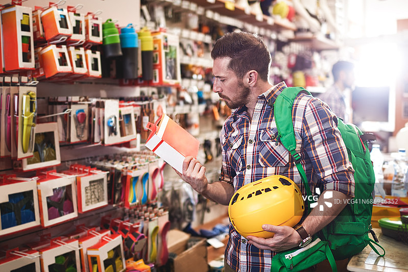 在体育用品商店里的顾客图片素材