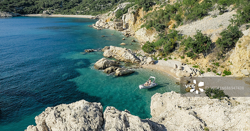 在小艇上的情侣图片素材