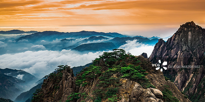 明亮的山峰图片素材