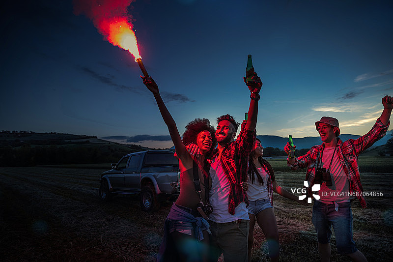 在乡村越野自驾游中享受自由的年轻朋友图片素材