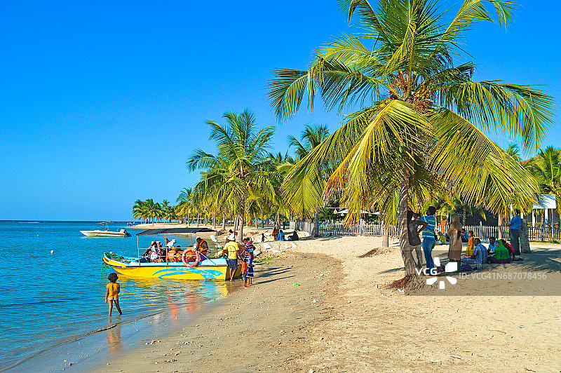 泻湖、大海和棕榈树图片素材