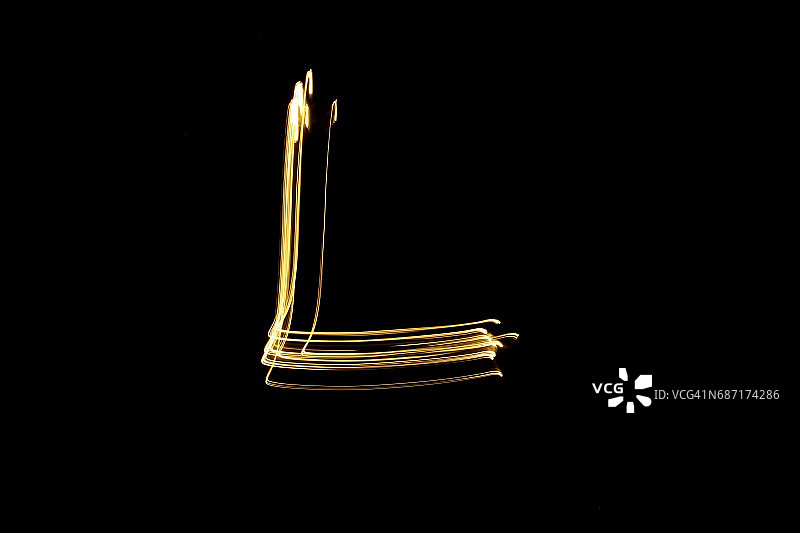 字母系列 - 大写字母L - 黑色背景下的金色光绘摄影图片素材