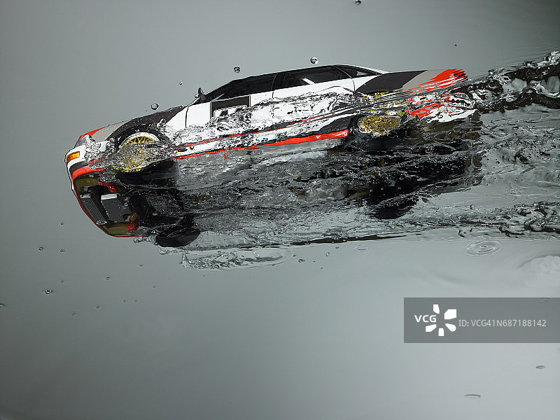 飞跃水面的拉力赛车图片素材