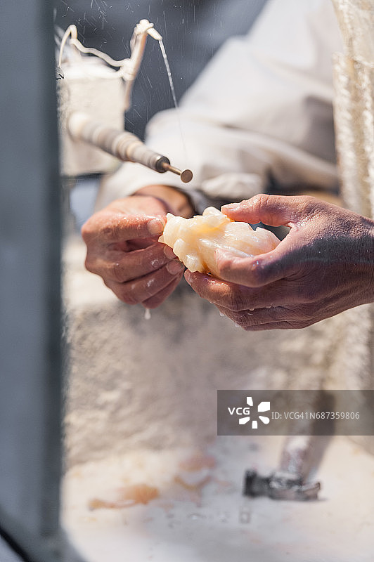 亚洲男人在车间制作玉器或石器图片素材