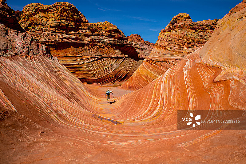在波浪中的徒步旅行者图片素材