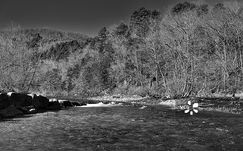 欣赏布法罗河和周围的树木山坡（黑白）图片素材
