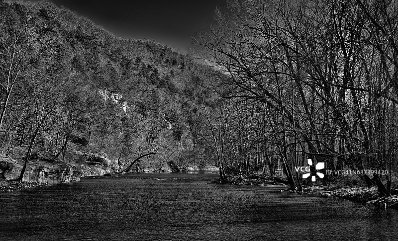 布法罗河和波士顿山脉附近的丘陵（黑白照片）图片素材
