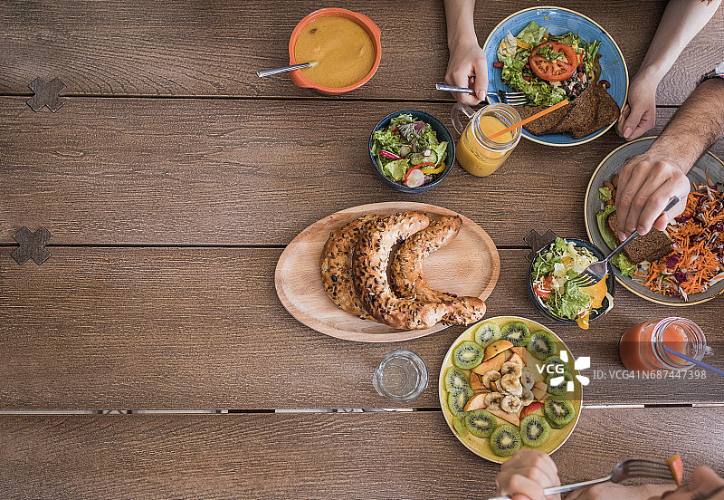 摆放着健康食品的餐桌俯视图图片素材