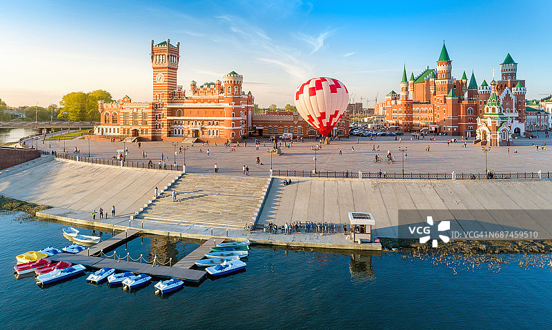 约什卡尔-奥拉城市堤岸上的热气球风景图片素材