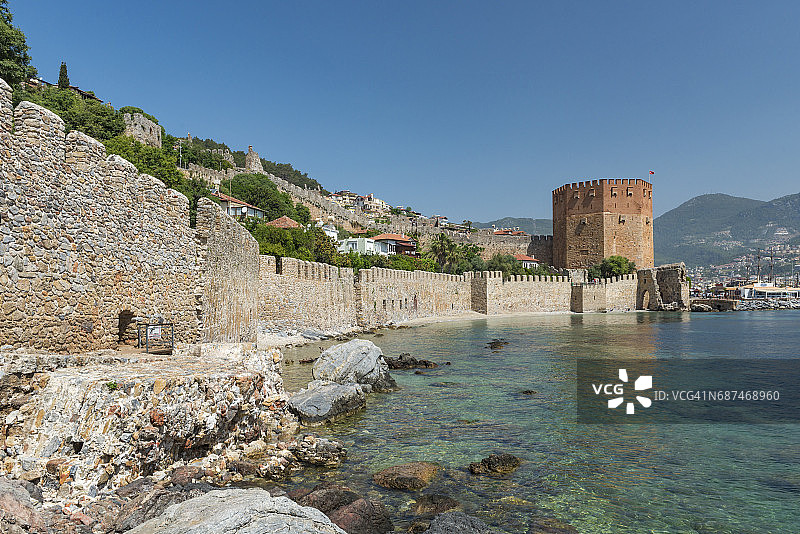 阿拉尼亚要塞的红色塔楼和古老墙壁，土耳其安塔利亚图片素材