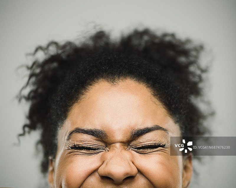 灰色背景前的非裔美国妇女图片素材