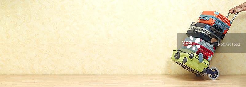 机场搬运工和行李车图片素材